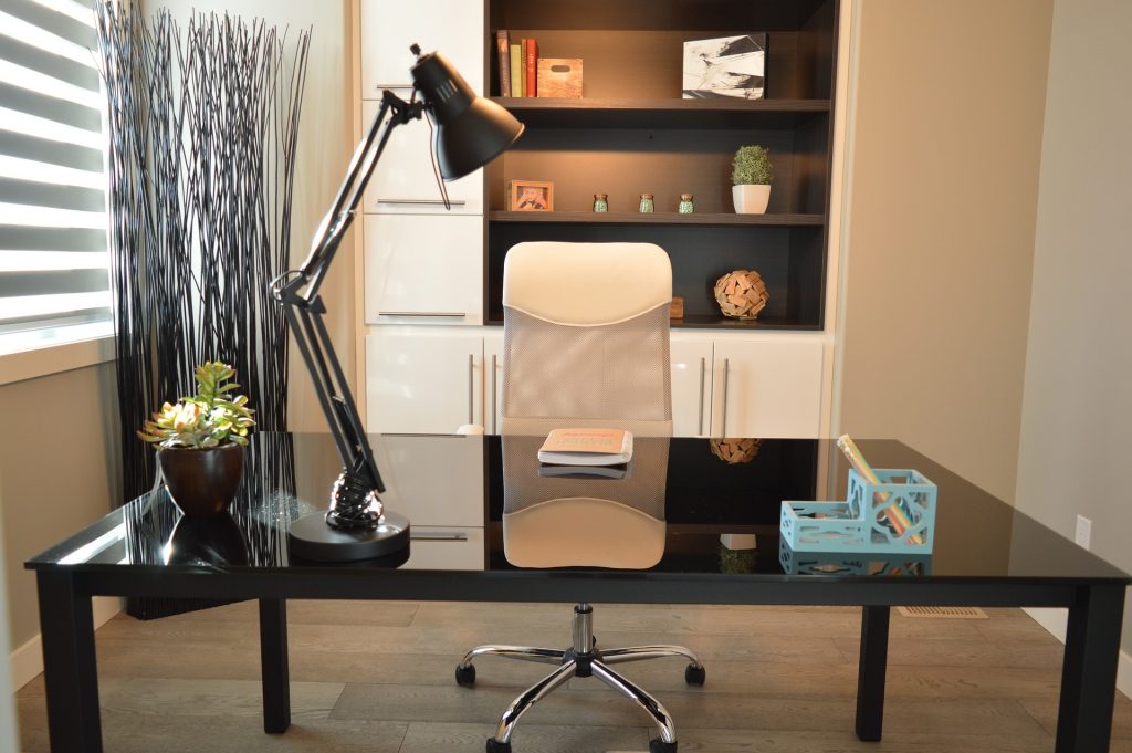 sillas y mesas de oficina