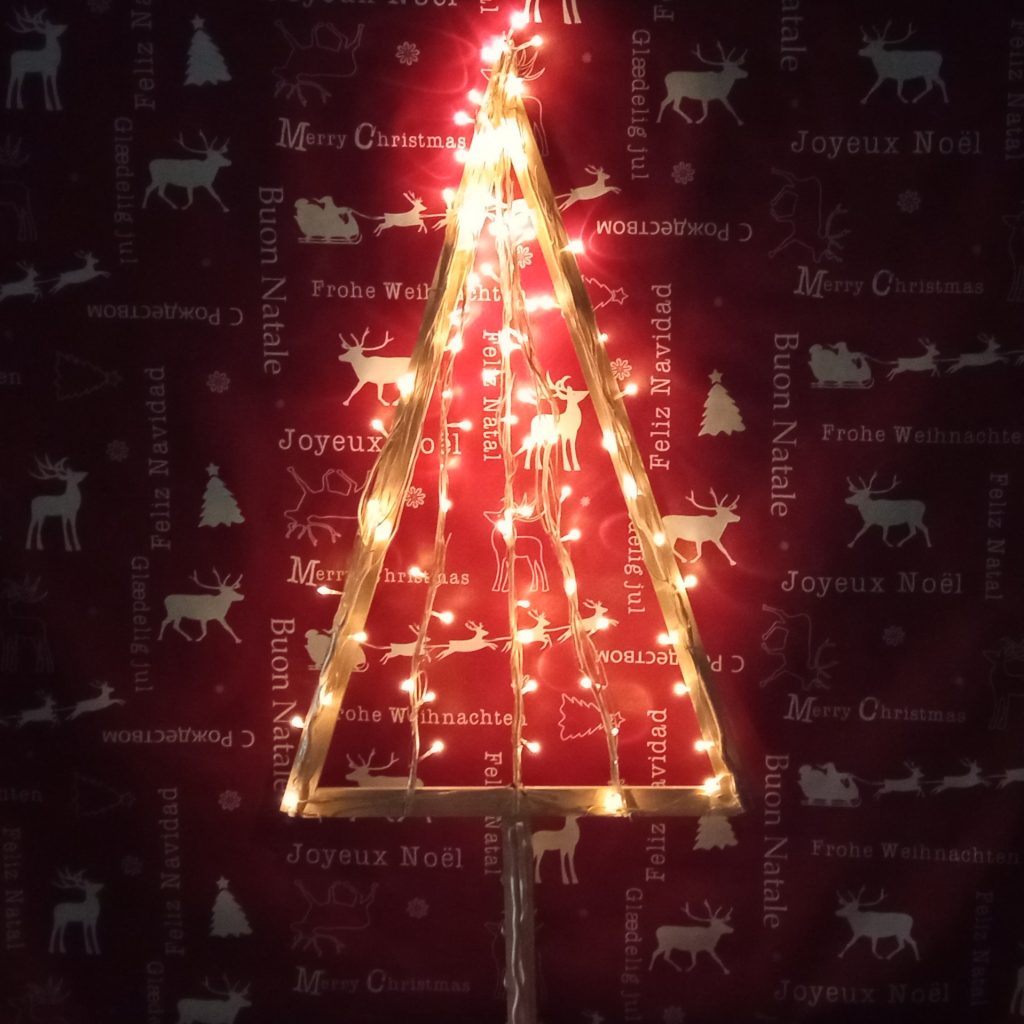 árbol de navidad con listones de madera