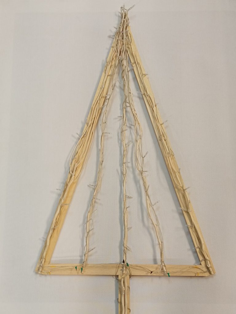 estructura árbol de navidad de listones de madera