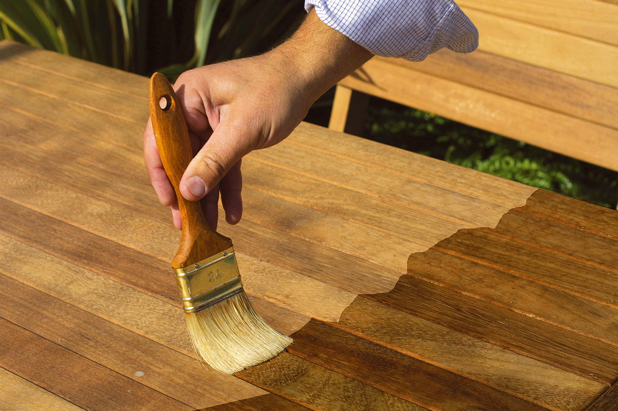 malta Simplificar longitud Barnizar los muebles del jardín - Suinplas Blog . Protege la madera natural.