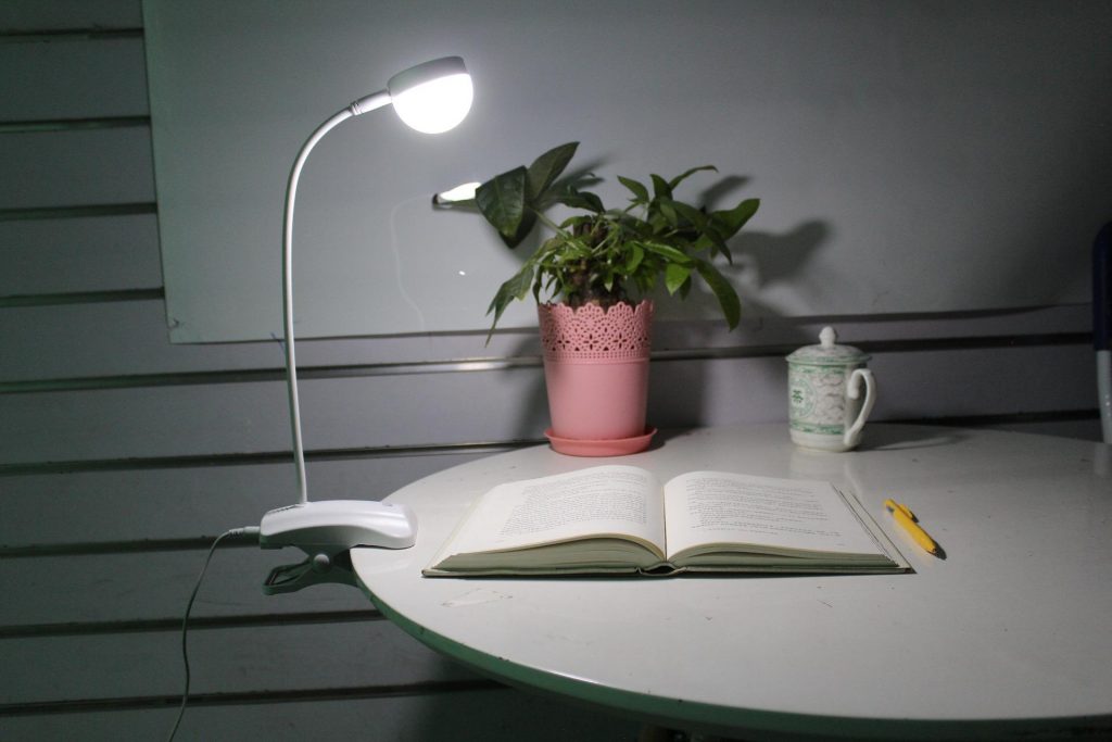 lámpara de mesa o escritorio