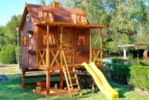Casitas de madera y castillos en tu jardín